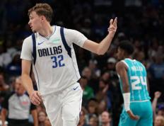 小牛状元弗拉格首秀惊艳！抢断一(yī)条龍(lóng)妙传助攻表现出色