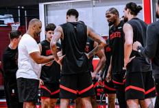 火箭训练赛场激(jī)烈對(duì)抗，申京隔扣亚当斯，小史密斯暴扣两人