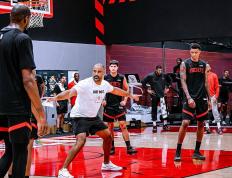 火箭训练赛场激(jī)烈對(duì)抗，申京隔扣亚当斯，小史密斯暴扣两人