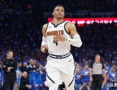 NBA传奇球(qiú)星拉塞尔·威斯布鲁尅(kè)在游艇上打篮球(qiú)，保持状态