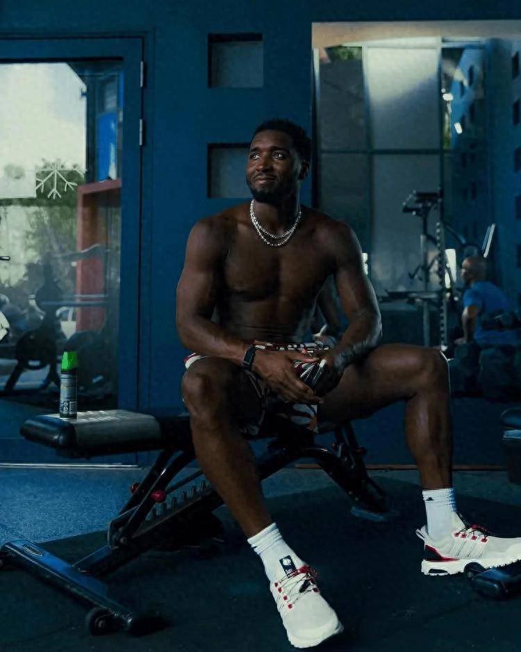 生涯首次一阵！多诺万-米(mǐ)切尔ins晒出训练和(hé)休闲照