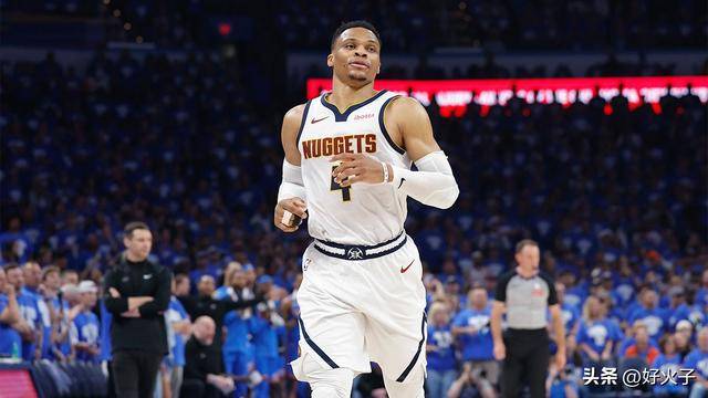 NBA传奇球(qiú)星拉塞尔·威斯布鲁尅(kè)在游艇上打篮球(qiú)，保持状态