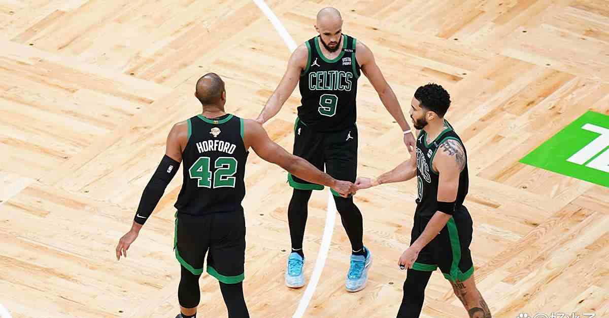 波士顿凯尔特人队中杰森·塔图姆向即将离队的艾尔·霍福德致敬