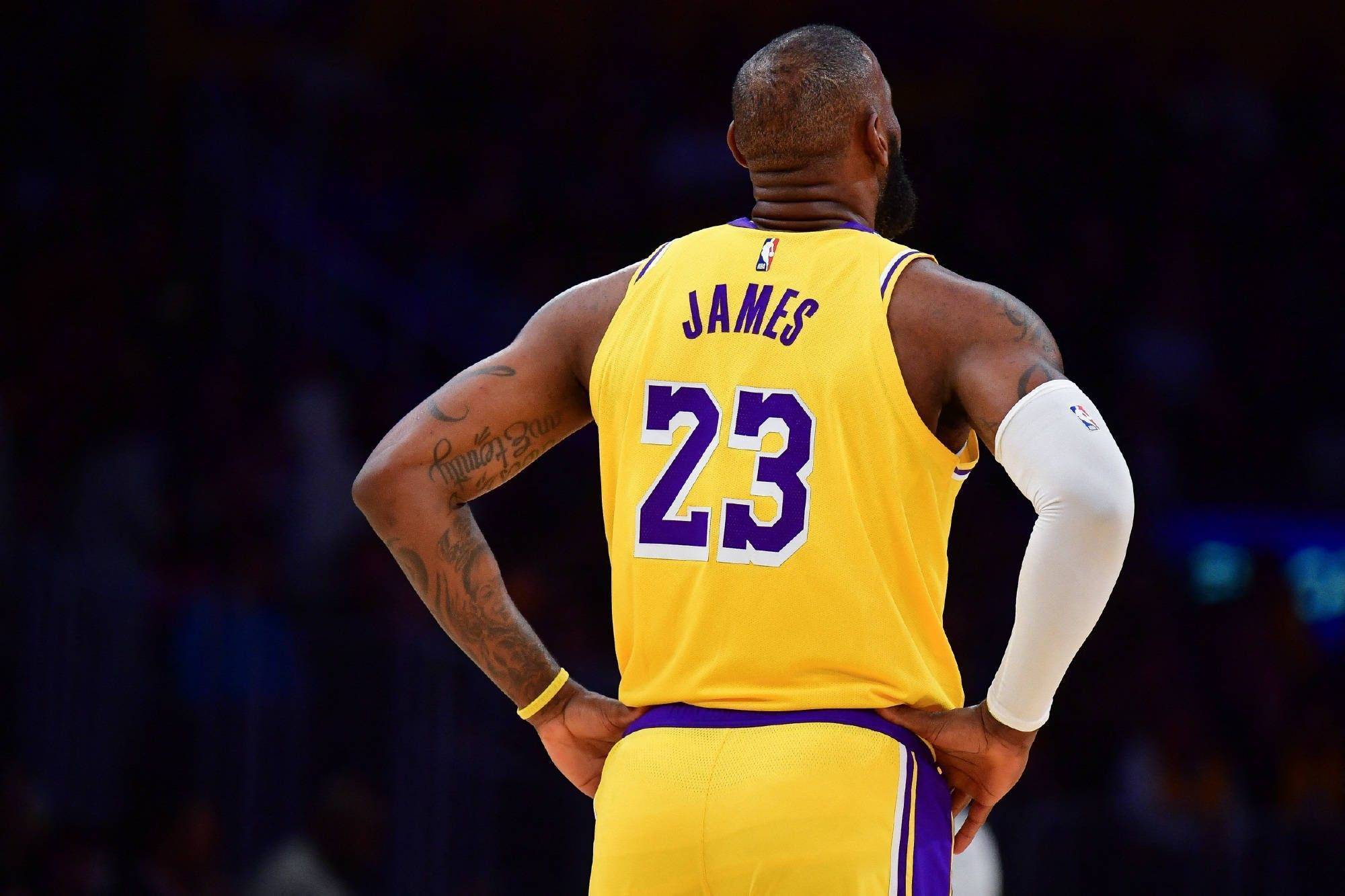 NBA交(jiāo)易传闻：詹姆斯预计在交(jiāo)易截(jié)止日期前(qián)以6800万美元重回热火