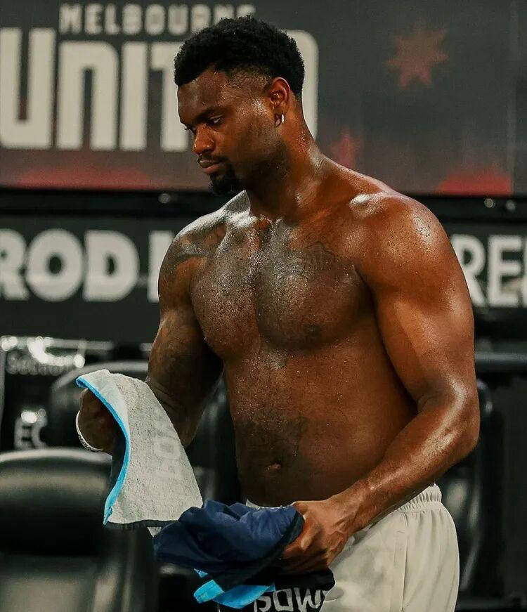 首秀惊艳！锡安三分(fēn)球高效命中率，NBA冠(guān)军后卫普尔表现平(píng)平(píng)