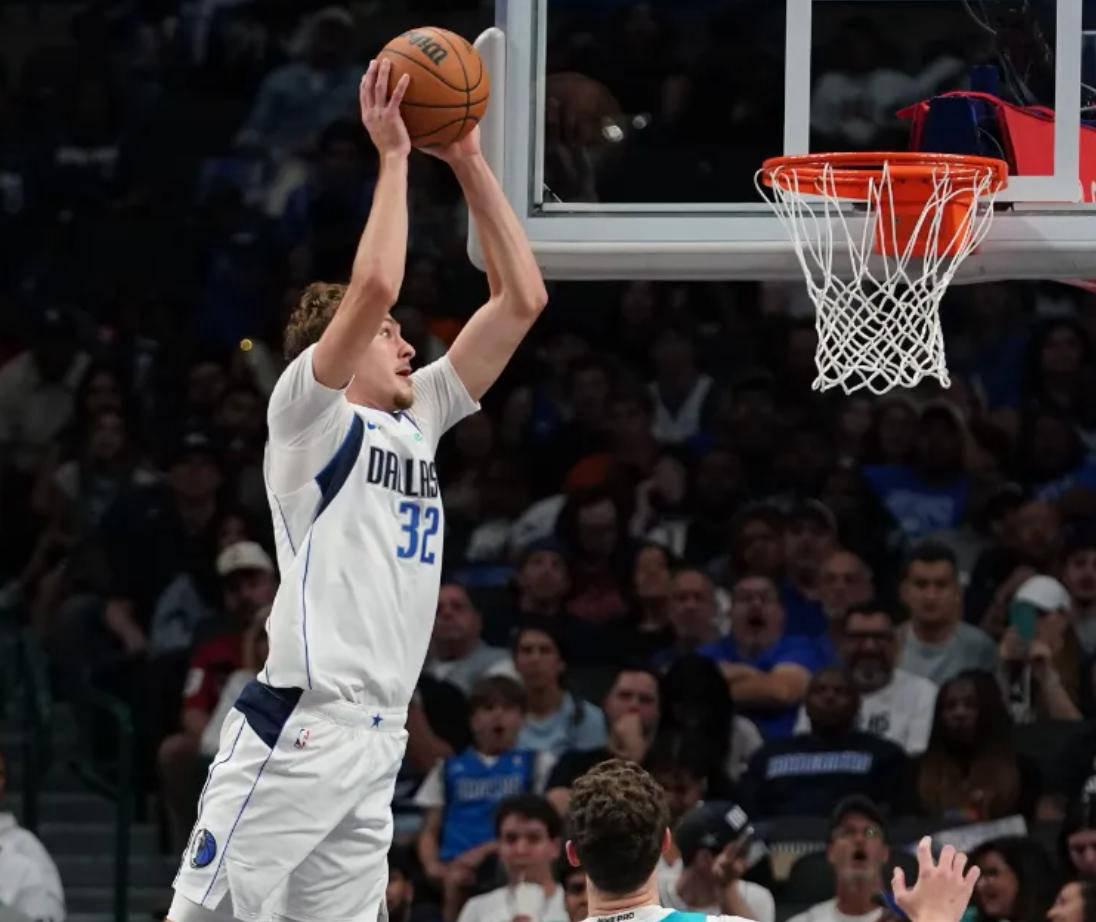 小牛状元弗拉格首秀惊艳！抢断一(yī)条龍(lóng)妙传助攻表现出色