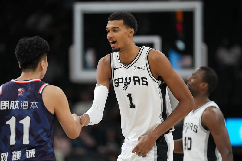 文班亚马复出秀(xiù)全能身手，马刺打爆广州龙獅(shī)