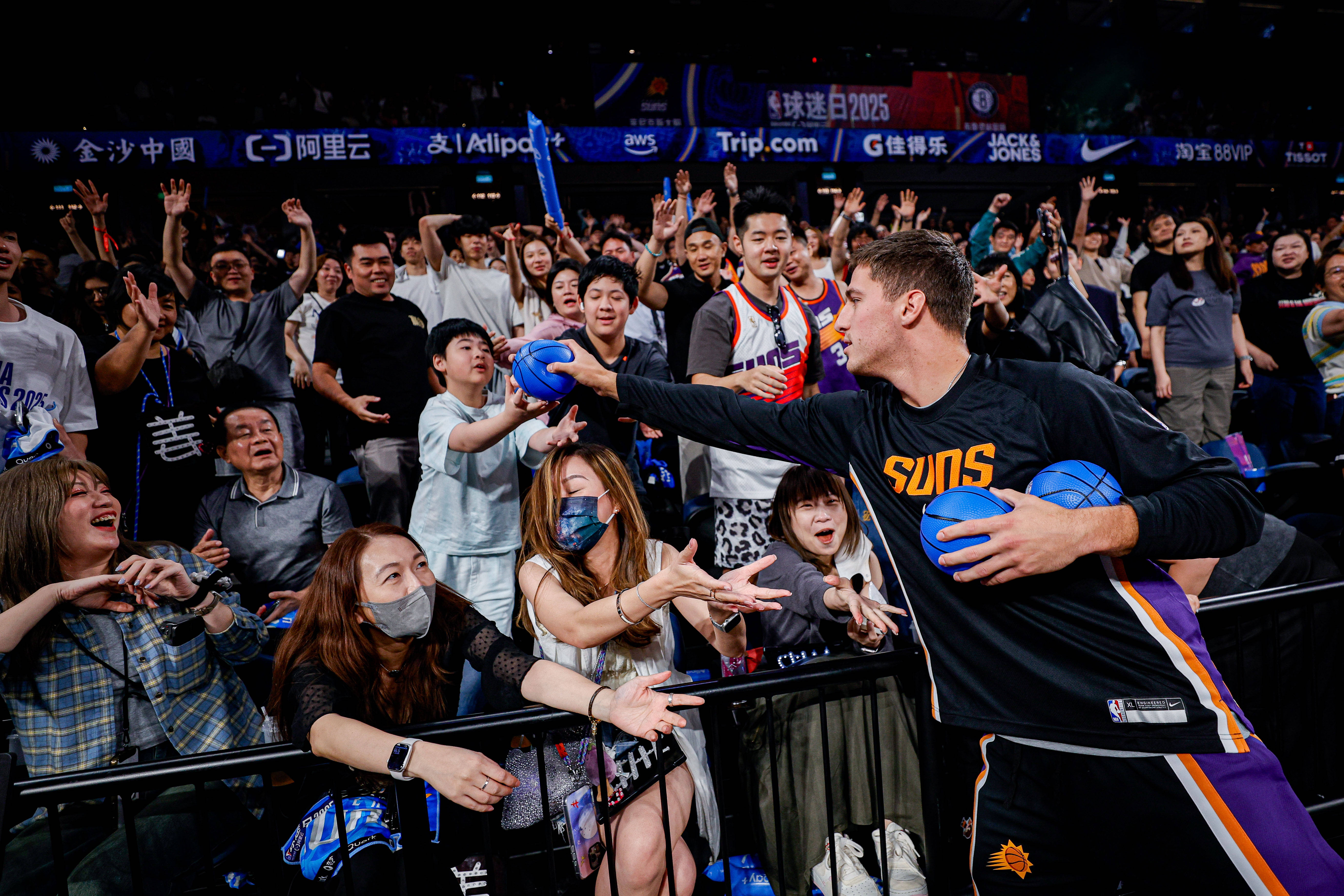 【向上穿越·无界登场】NBA中(zhōng)国官方市场合作伙伴JACK amp; JONES，賦(fù)能NBA中(zhōng)国赛2025