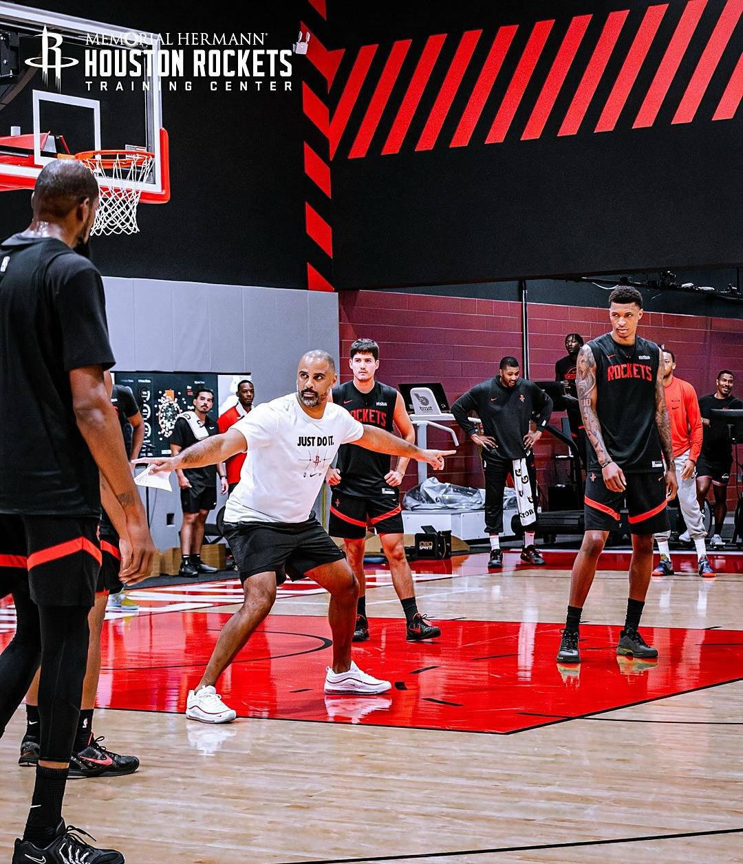 火箭训练赛场激(jī)烈對(duì)抗，申京隔扣亚当斯，小史密斯暴扣两人