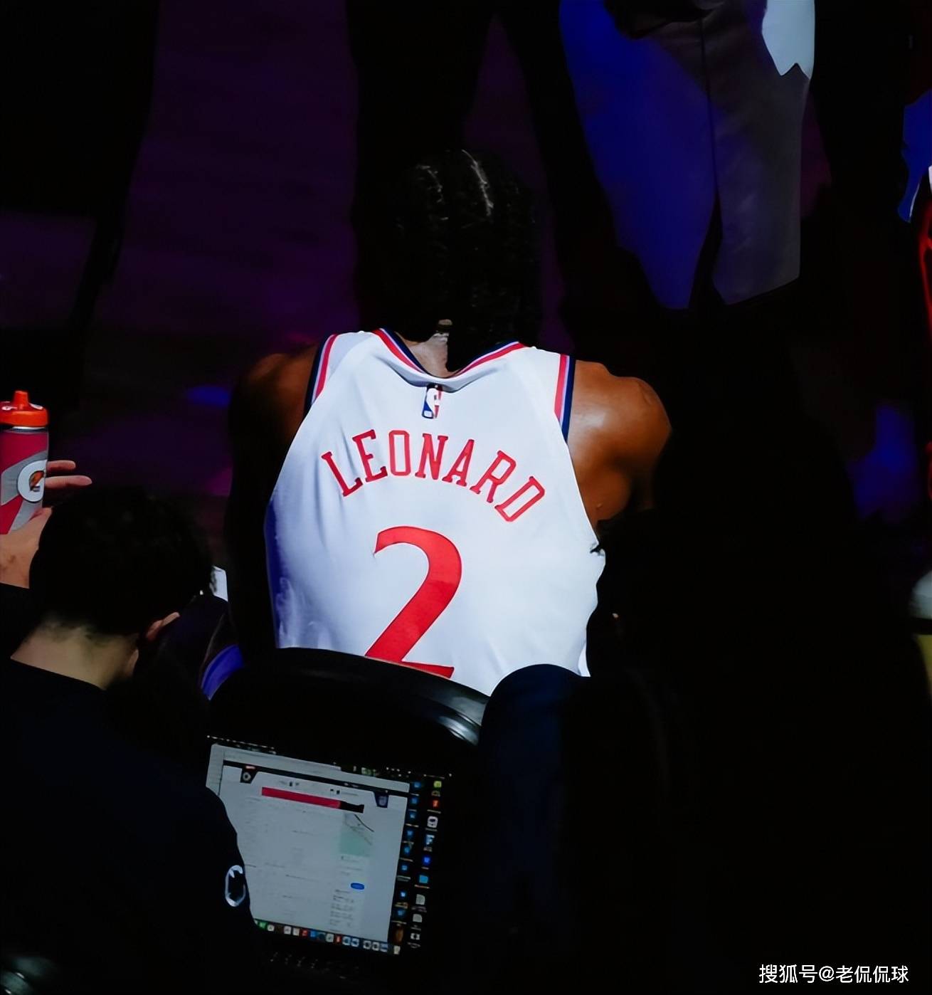 拒绝詹姆斯！NBA巨星人设崩塌，无理要求曝光，最受伤的(de)还是哈登