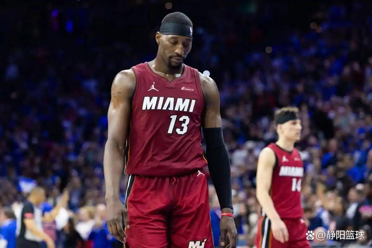 NBA情侣！威尔逊身穿男友球衣亮相(xiāng)热火(huǒ)主場(chǎng)，場(chǎng)边为阿(ā)德巴约助威