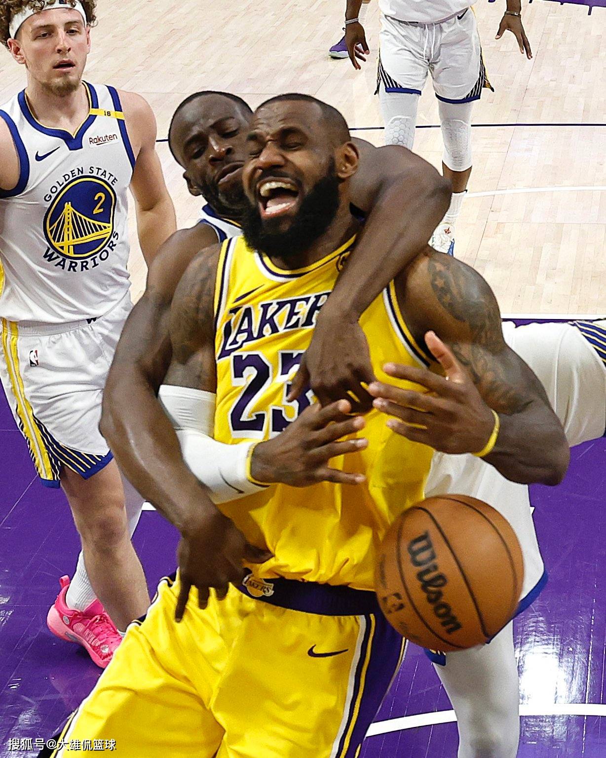 格林自爆在(zài)2016年NBA总决赛上，将詹姆斯称为“B*tch”